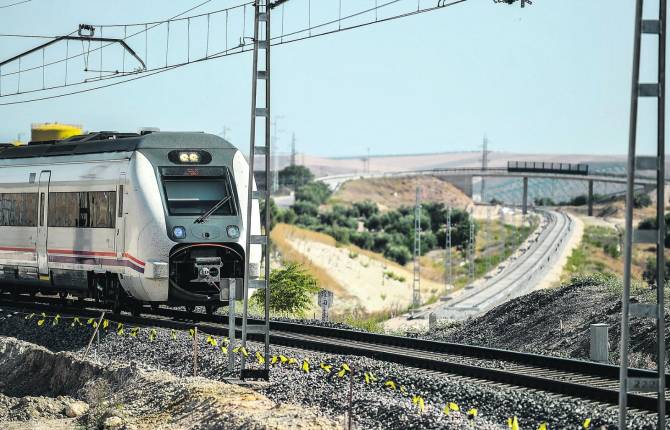 FERROCARRIL. Un tren pasa por el viejo trazado mientras que las vías ya se ven en el nuevo camino que ahora se construye. FERROCARRIL. Un tren pasa por el viejo trazado mientras que las vías ya se ven en el nuevo camino que ahora se construye.