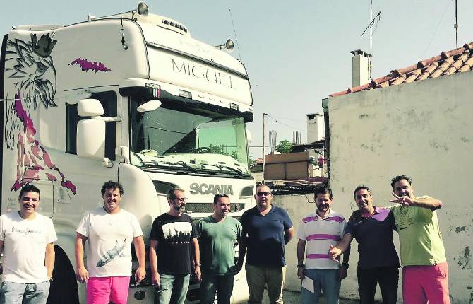 TRANQUILOS. José Collado, Salvador López, Manuel Sánchez, Juan Carlos García y Miguel Collado, con policías portugueses y el camión, “Il mio bambino”.