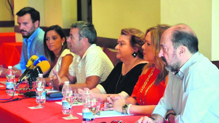 Los concejales cumplen sus amenazas y dejan su puesto Los concejales cumplen sus amenazas y dejan su puesto