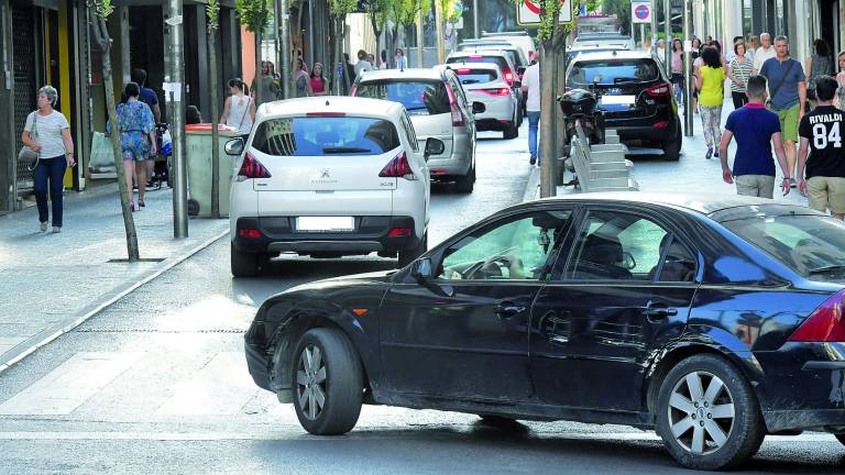 Robos con coches para cargar ropa en el corazón comercial