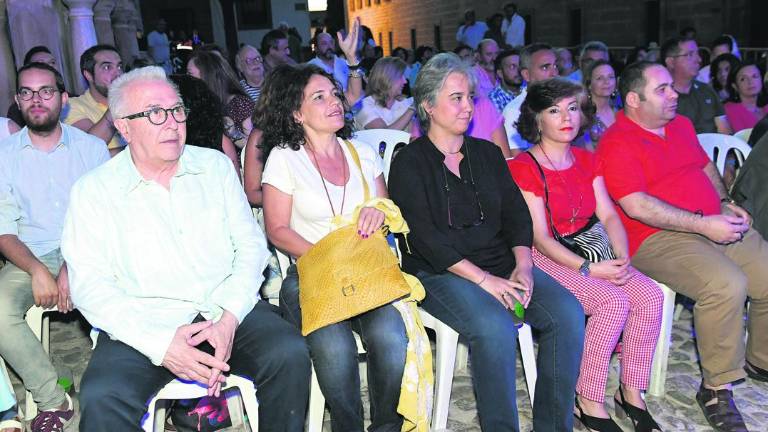 Serrat conquista el mar de olivos