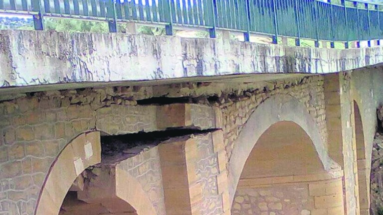 La rotura de un puente corta la carretera A-305 en Porcuna