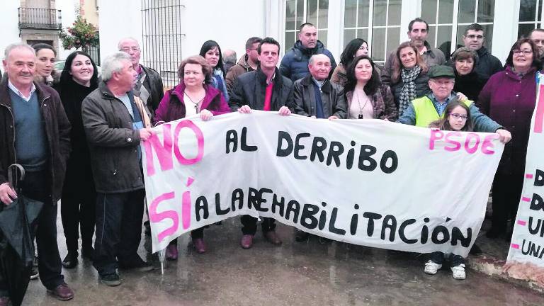 Protesta en Torreblascopedro para conservar un inmueble Protesta en Torreblascopedro para conservar un inmueble
