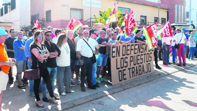 Primera concentración ante las puertas de Aeroepoxy