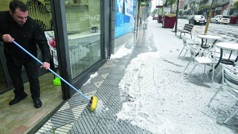 Un manto de granizo trae el invierno en pleno mayo