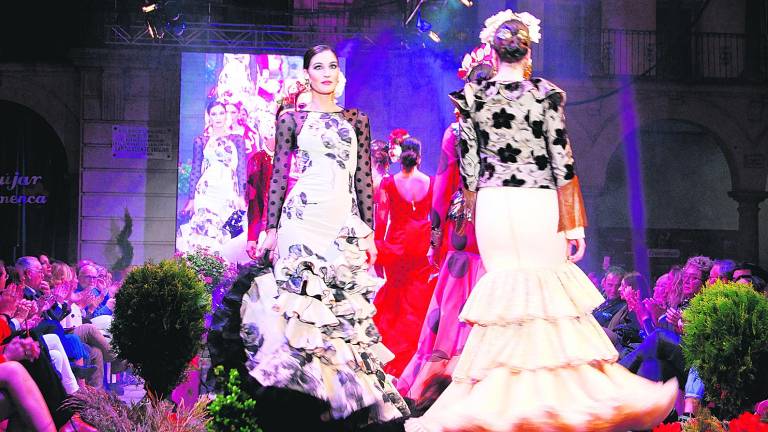Creatividad al máximo sobre la pasarela de moda flamenca Creatividad al máximo sobre la pasarela de moda flamenca