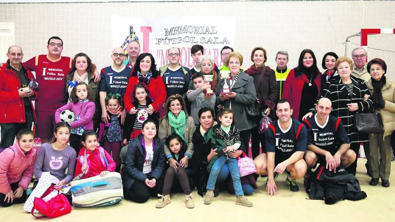 Amigos y familiares homenajean a Manuel Jara Amigos y familiares homenajean a Manuel Jara