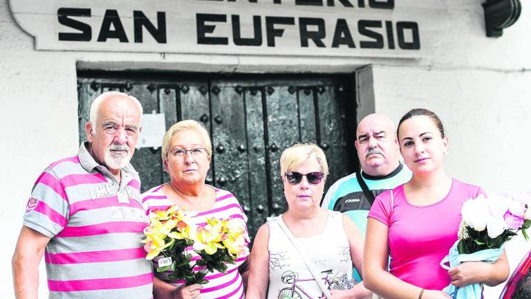 Tirados, con los ramos en la mano, en el Cementerio Viejo