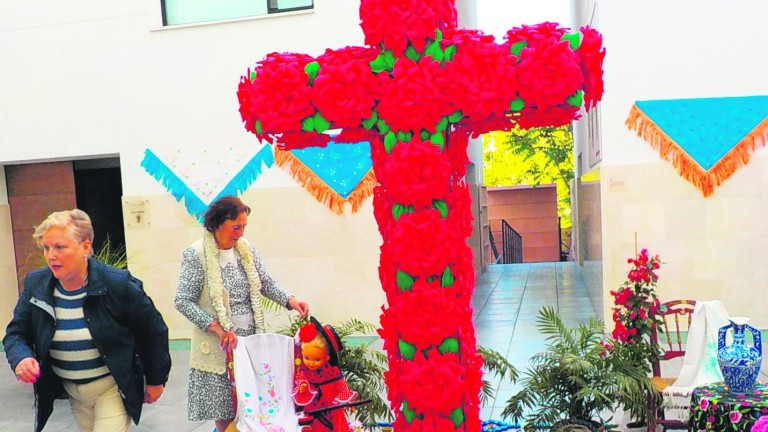 Cruz en el centro social de La Tejuela