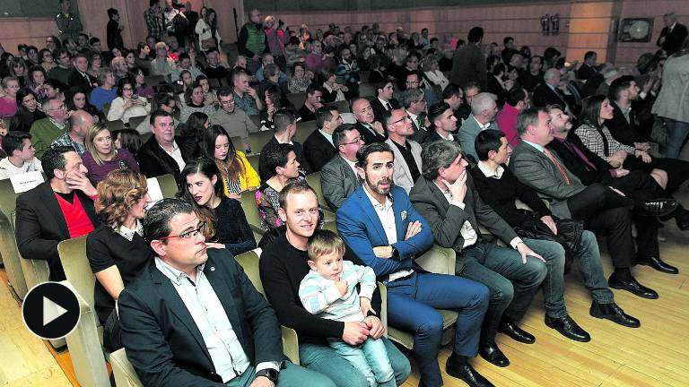 Un aplauso al esfuerzo y la dedicación Un aplauso al esfuerzo y la dedicación
