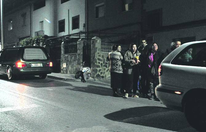 CONSTERNACIÓN. La Policía Nacional custodia la vivienda donde se produjeron los hechos, en la calle Buenavista, mientras trabajan los servicios funerarios.