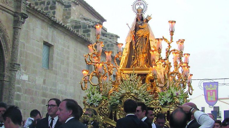 La Virgen del Alcázar pasea por piedras renacentistas