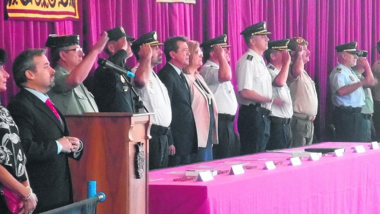 Más de 120 policías acaban su formación en La Enira