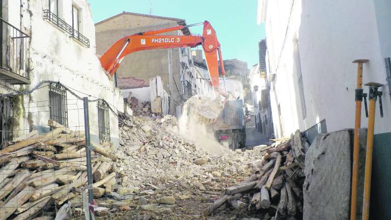 Última fase del derribo en la calle Real