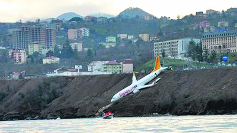 Aparatoso derrape de un avión en Turquía