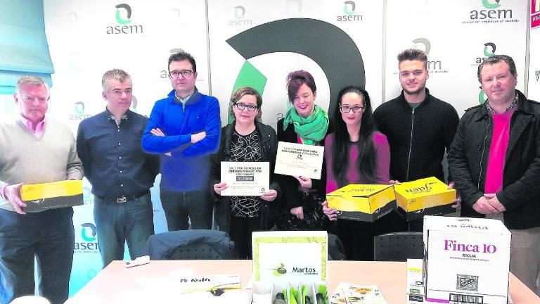 Los ganadores disfrutan de sus premios Los ganadores disfrutan de sus premios
