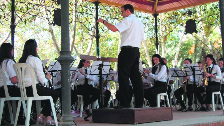 Tres bandas inundan con su música los jardines de Colón Tres bandas inundan con su música los jardines de Colón