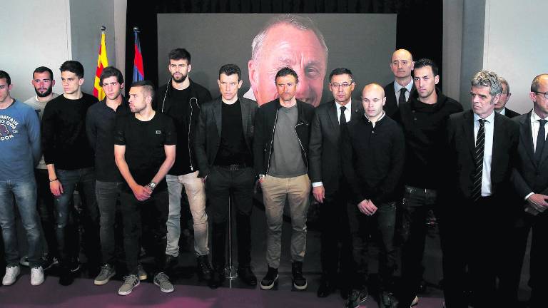 Los jugadores del Barcelona dan el último adiós a Cruyff Los jugadores del Barcelona dan el último adiós a Cruyff