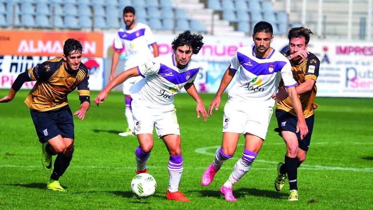 El Real Jaén gana al paso que le marca Santi Villa