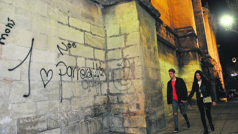 Pintadas en la fachada gótica de la Catedral Pintadas en la fachada gótica de la Catedral