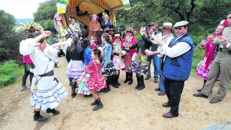 Una vereda multicolor de carretas repletas de devoción y de alegría Una vereda multicolor de carretas repletas de devoción y de alegría