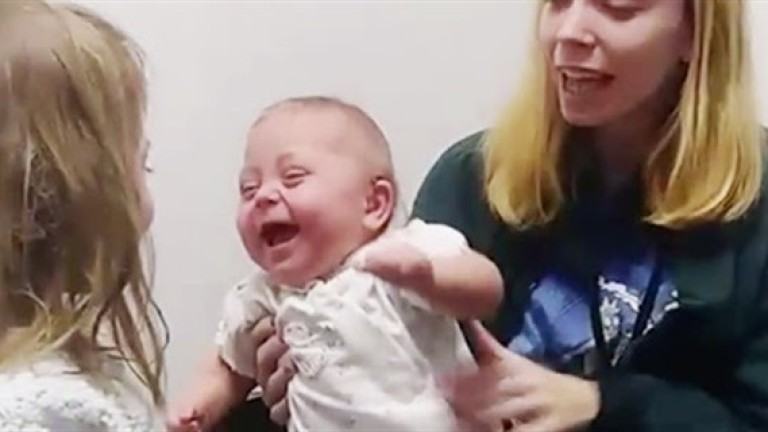 Risas contagiosas de un bebé que oye por primera vez