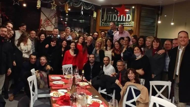 Gran cena de un grupo de universitarios Gran cena de un grupo de universitarios