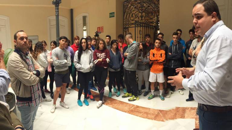 Los estudiantes de la ciudad conocen la antigua escuela de formación profesional Los estudiantes de la ciudad conocen la antigua escuela de formación profesional