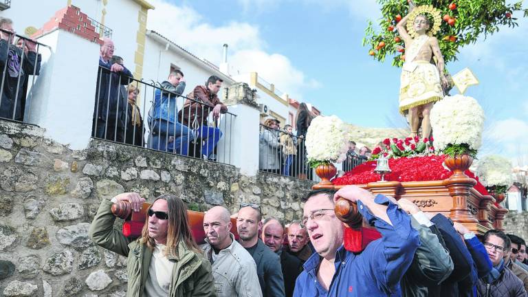 san sebastián desfila entre legionarios y mucho ruido