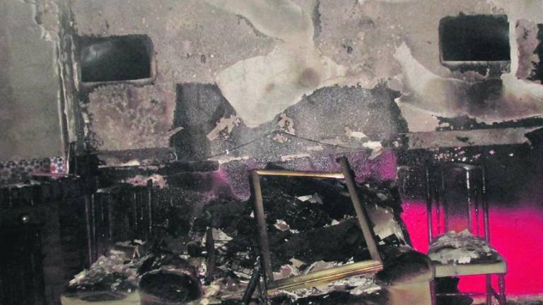 Aparatoso incendio sin daños personales en la calle Cuba Aparatoso incendio sin daños personales en la calle Cuba