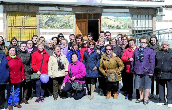 RIQUEZA. Mujeres de la asociación “Nuevo Renacimiento” y del colectivo juvenil “Al-Manzar”, que colaboran en algunas de las actividades que dinamizan el municipio de Bedmar.