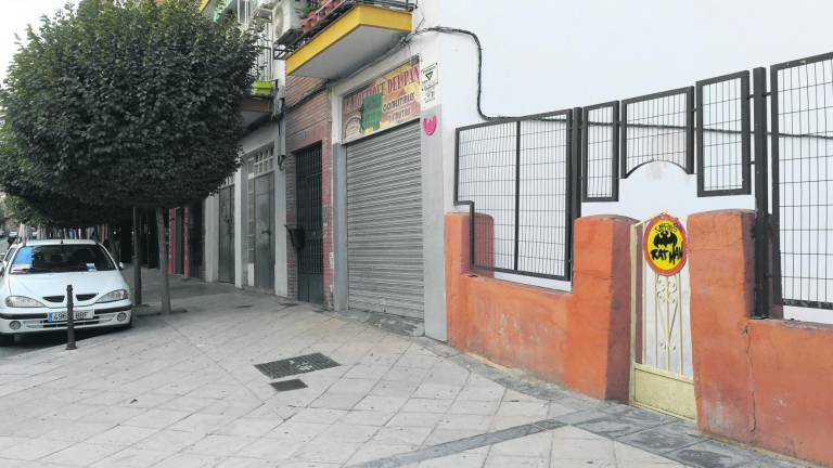 Un muro para ahora el vial entre La Luna y la Avenida de Madrid