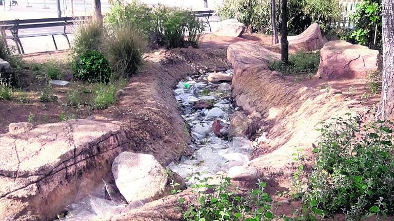 Quejas por la suciedad y el fuerte olor del río del ferial Quejas por la suciedad y el fuerte olor del río del ferial