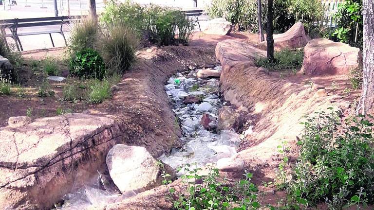 Quejas por la suciedad y el fuerte olor del río del ferial