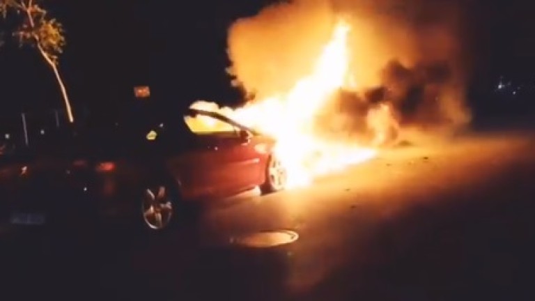 Arden tres vehículos en la calle Alcalde Cancio Uribe