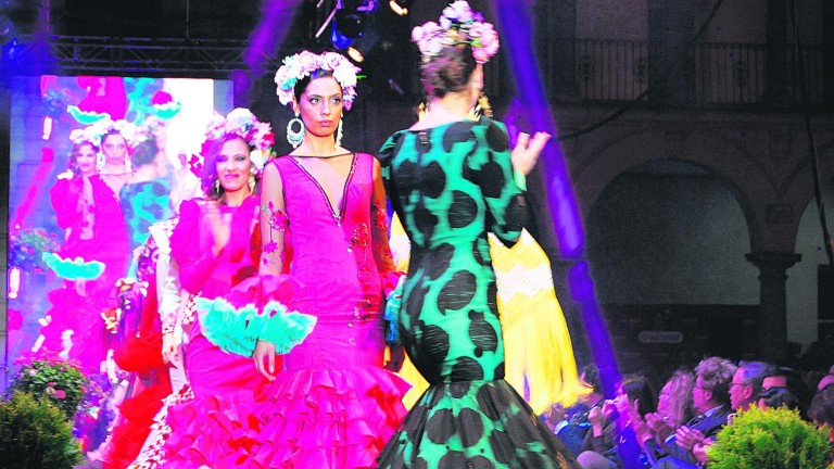 Creatividad al máximo sobre la pasarela de moda flamenca