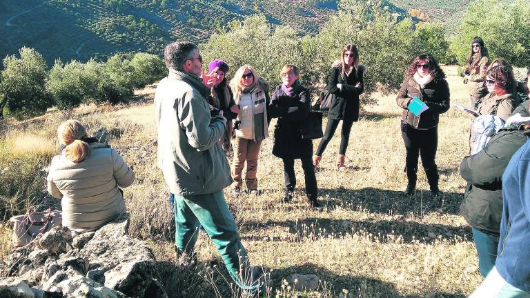 Periodistas conocen el “oro líquido”