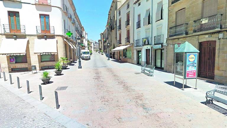 Una mujer atropella a su pareja en una calle peatonal de Baeza