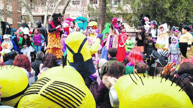 El Carnaval se despide con un final de fiesta entre comparsas