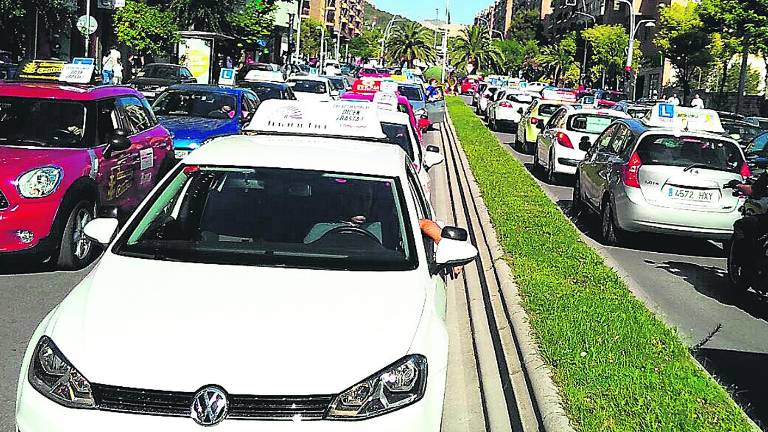 Una caravana de autoescuelas dice “basta” con un gran atasco