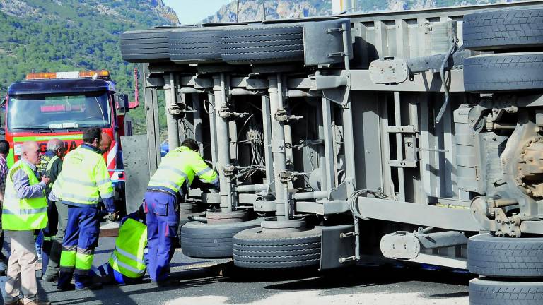 Aparatoso vuelco de un camión con cebada en Despeñaperros