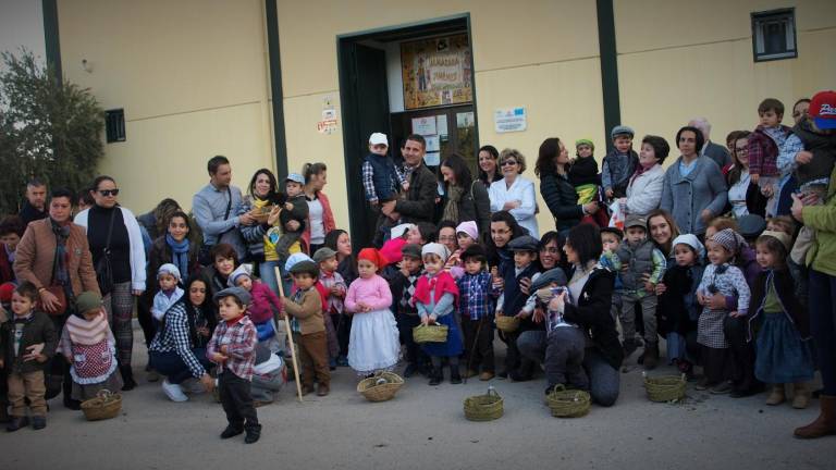 Pequeños olivicultores varean en la guardería local de Los Villares Pequeños olivicultores varean en la guardería local de Los Villares