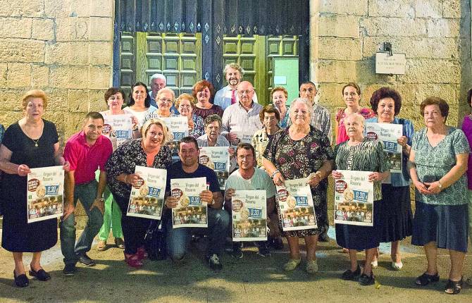 Foto de familia. A las puertas de la parroquia San Juan Bautista, los feligreses que salían de misa se fotografiaron con los carteles de presentación de las medallas de la Virgen del Rosario. Foto de familia. A las puertas de la parroquia San Juan Bautista, los feligreses que salían de misa se fotografiaron con los carteles de presentación de las medallas de la Virgen del Rosario.