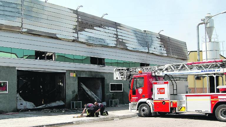 Cuatro naves afectadas por el incendio en el polígono Cuatro naves afectadas por el incendio en el polígono
