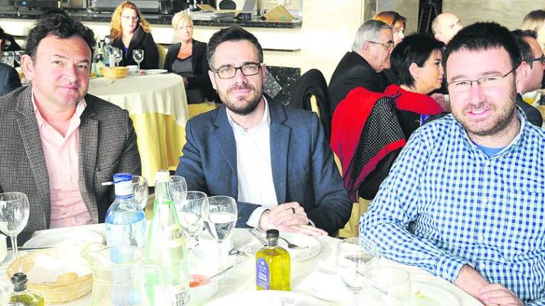 Los asistentes al acto Los asistentes al acto