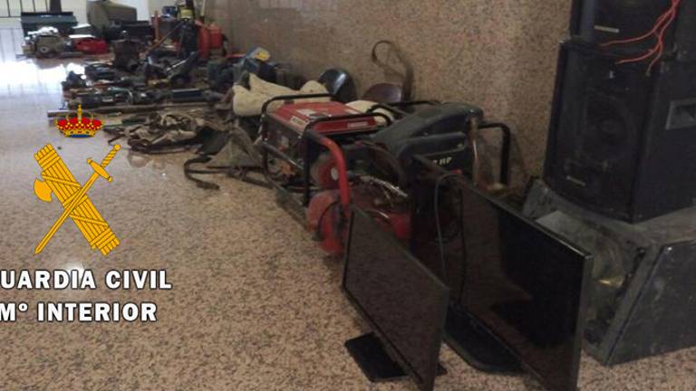 Detenidas dos personas, una como presunta autora de robos y otra como receptadora Detenidas dos personas, una como presunta autora de robos y otra como receptadora