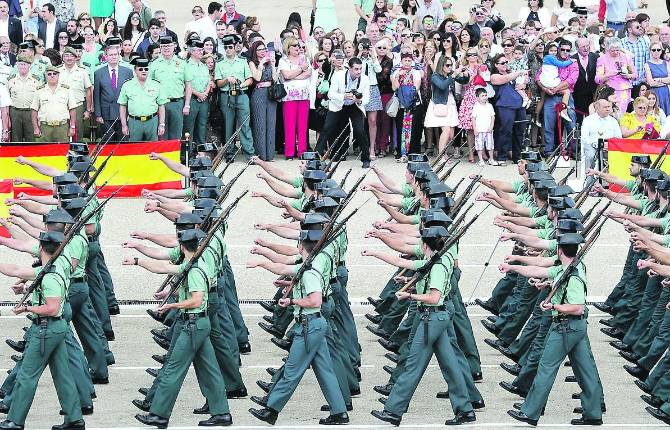 2015. Alumnos desfilan por el Patio de Armas de la Academia de la Guardia Civil de Baeza en la entrega de despachos de la 121 Promoción.