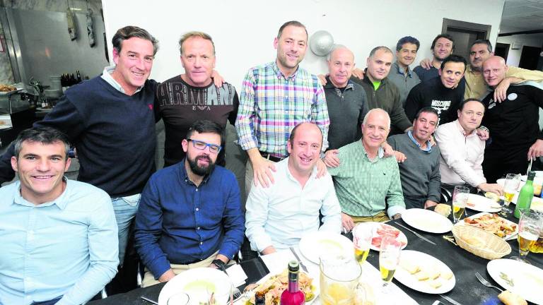 Un brindis por el equipo y por la unión de sus compañeros Un brindis por el equipo y por la unión de sus compañeros