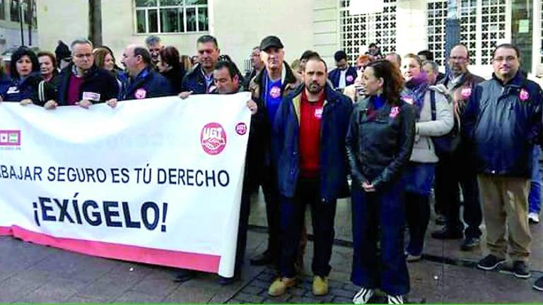 Los sindicatos se concentran para reclamar más seguridad laboral Los sindicatos se concentran para reclamar más seguridad laboral