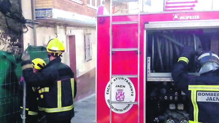 Un incendio en un solar afecta al tendido eléctrico Un incendio en un solar afecta al tendido eléctrico